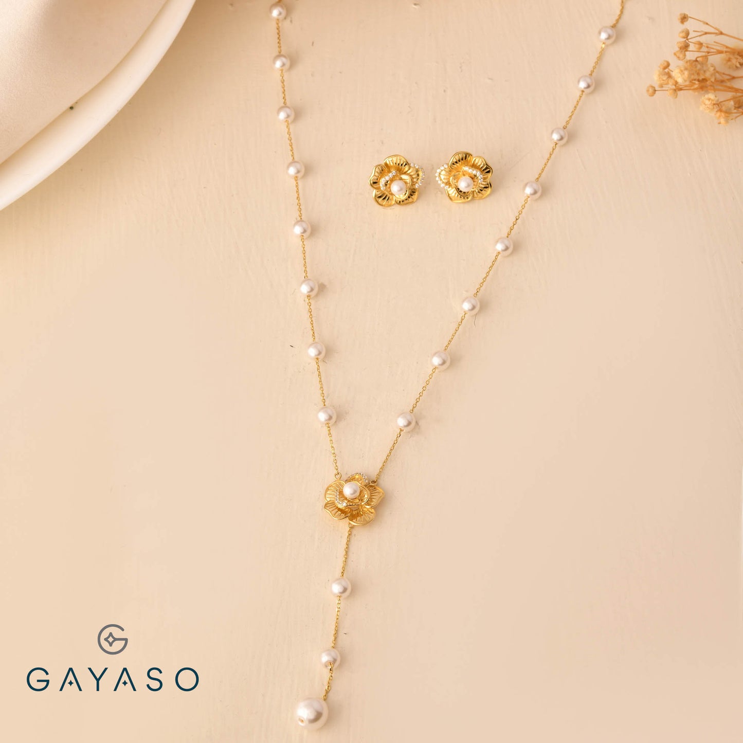 Royal Elegance Pearls With Flowers Pendant Set
