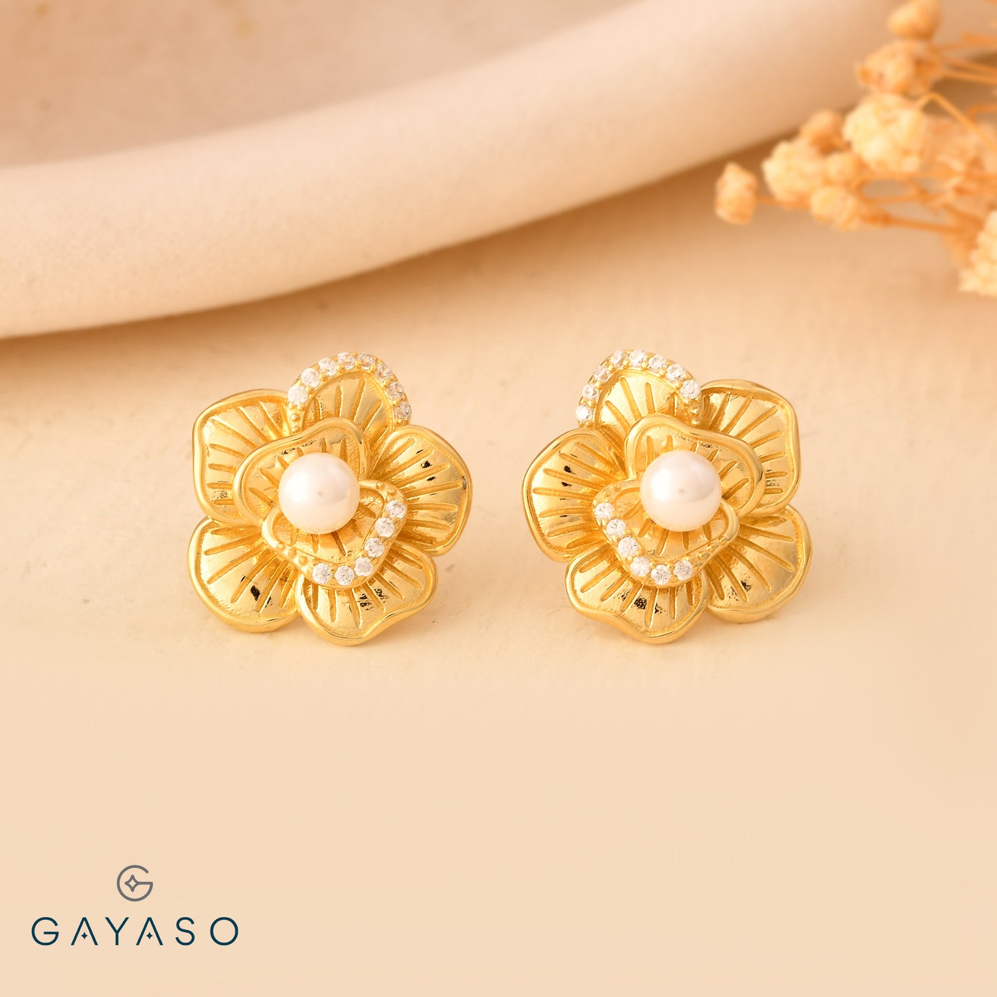 Royal Elegance Pearls With Flowers Pendant Set