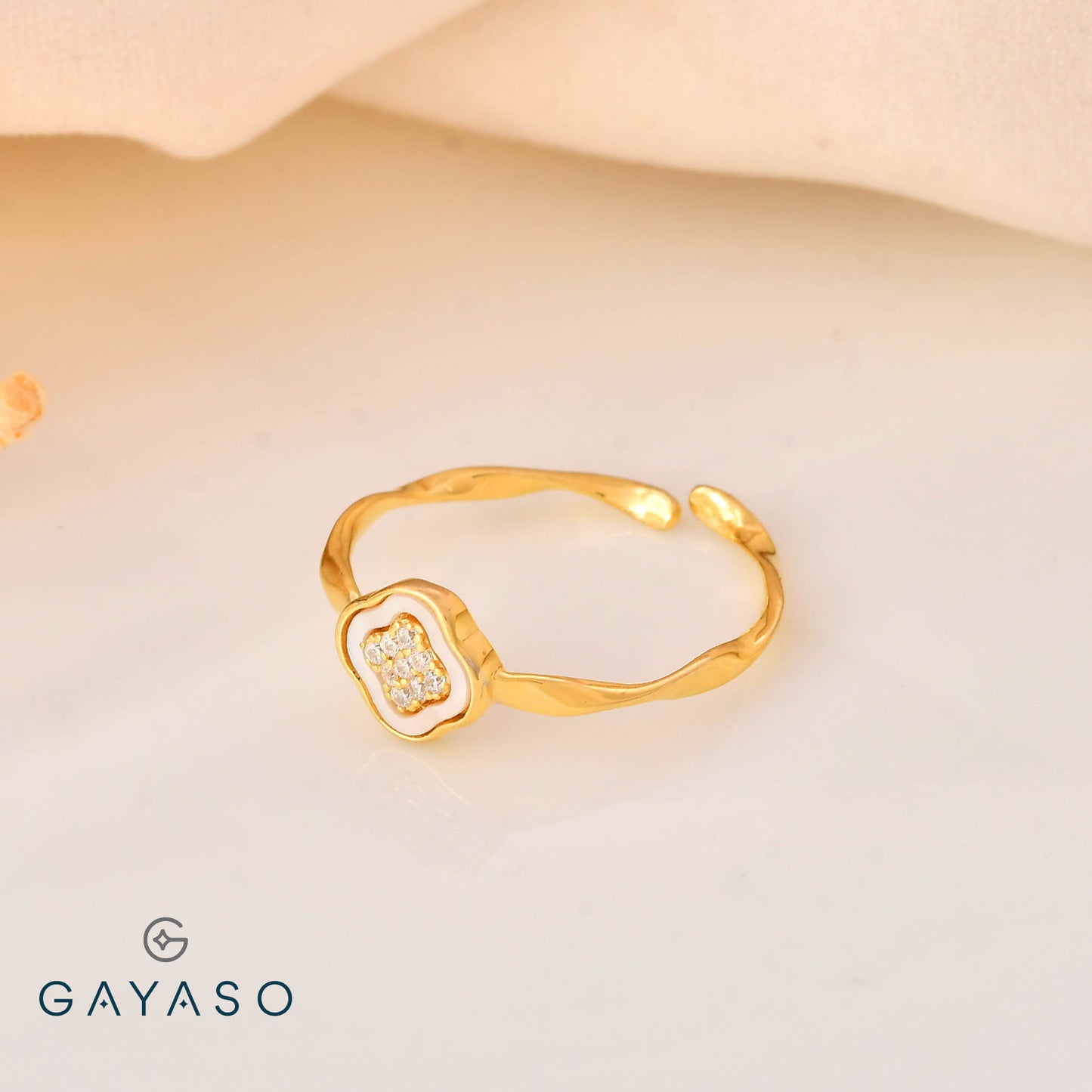 Mini Clove Twisted Band Ring